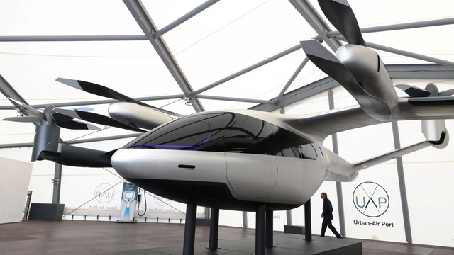 eVTOL atau taksi terbang sedang mendarat di vertiport di atas gedung pencakar langit