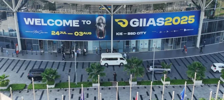 Pintu masuk utama GIIAS 2025 di ICE BSD, Tangerang, dengan tema "Electrify The Future" dan desain neon hijau yang futuristik.