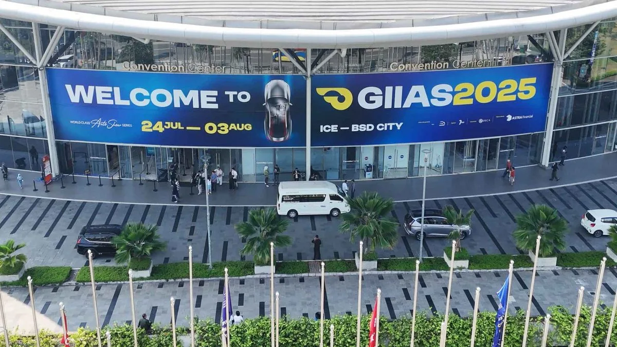 Pintu masuk utama GIIAS 2025 di ICE BSD, Tangerang, dengan tema "Electrify The Future" dan desain neon hijau yang futuristik.