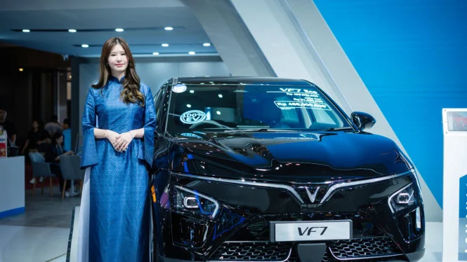 Mobil listrik terbaru dengan teknologi hijau canggih dipamerkan di booth pameran GIIAS 2025.