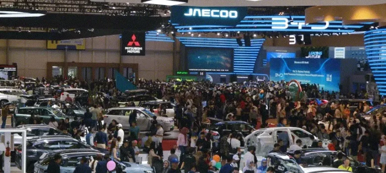 suasana ramai di pameran otomotif GIIAS 2025 yang diselenggarakan oleh Gaikindo