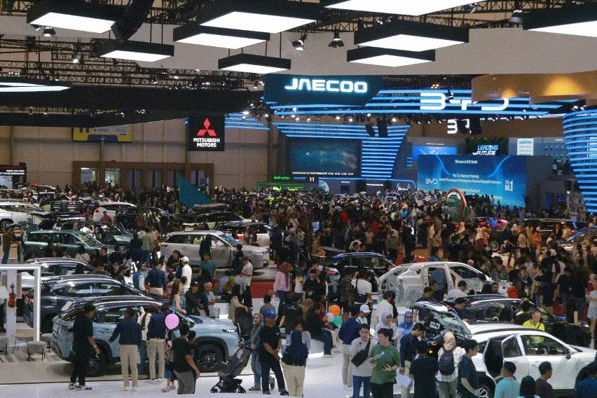 suasana ramai di pameran otomotif GIIAS 2025 yang diselenggarakan oleh Gaikindo
